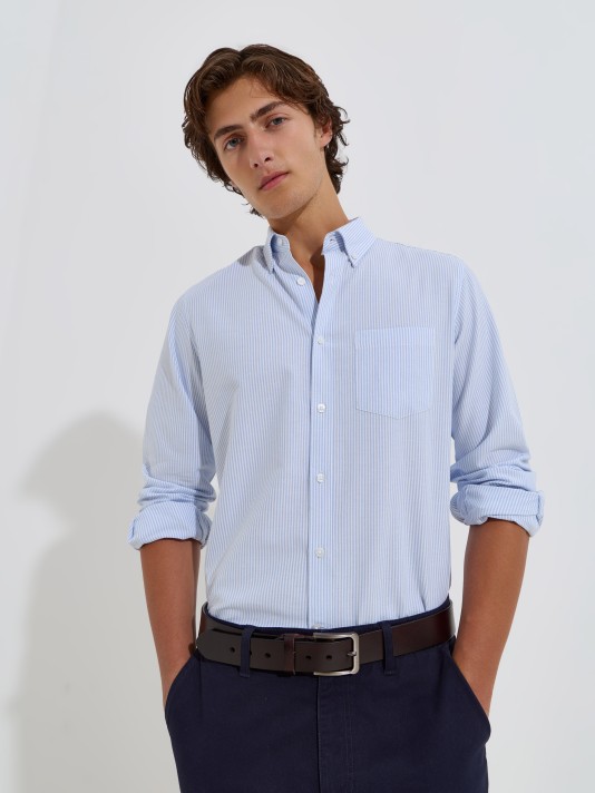 Camisa �s riscas com bolso