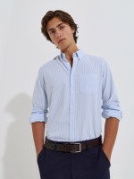 Camisa �s riscas com bolso