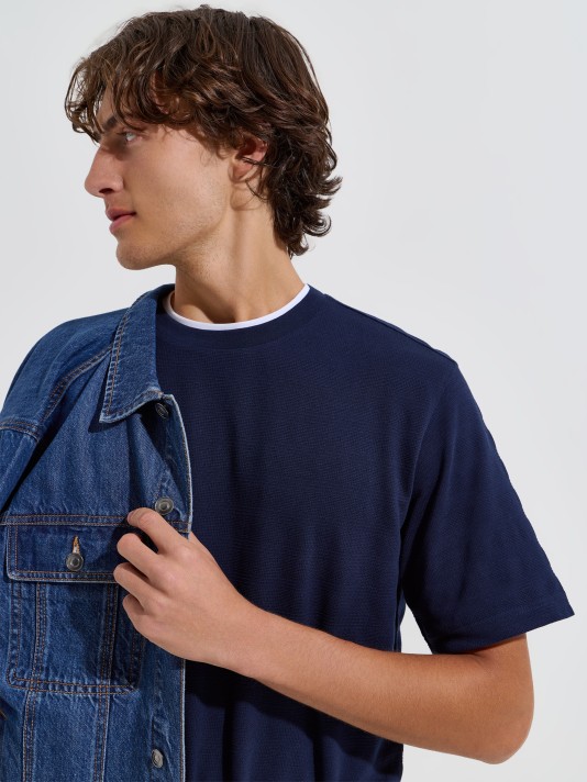 T-shirt b�sica com textura