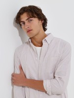 Camisa �s riscas com bolso
