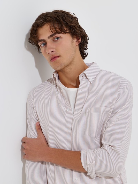 Camisa �s riscas com bolso