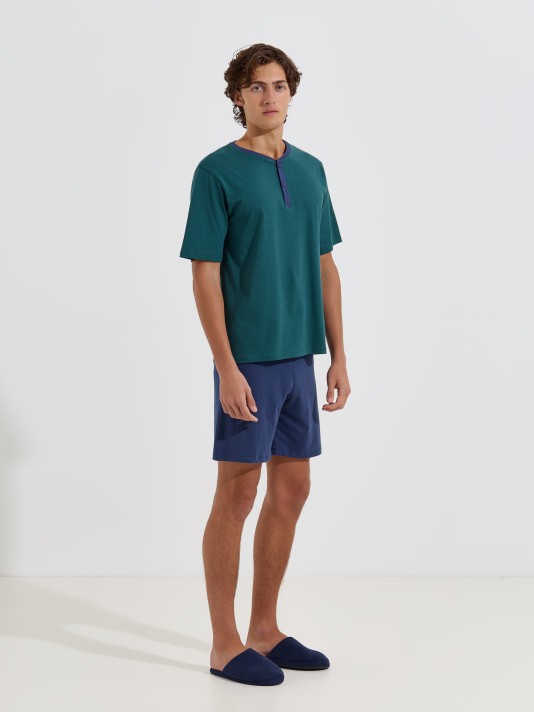 Pijama curto com botões na gola Pijama curto com botões na gola