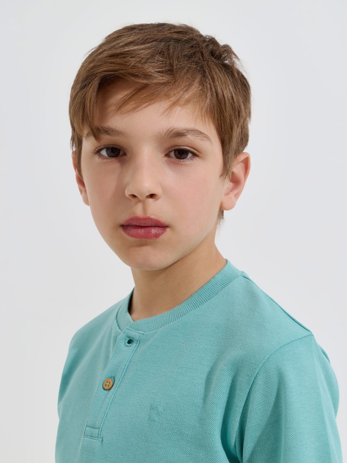 T-shirt com bot�es na gola