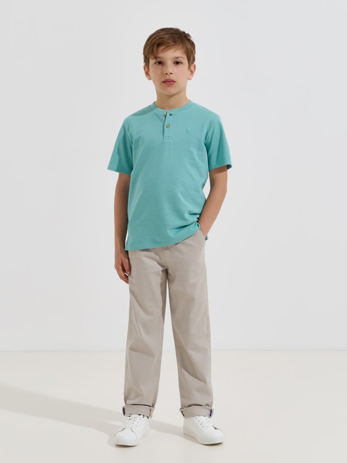 T-shirt com bot�es na gola