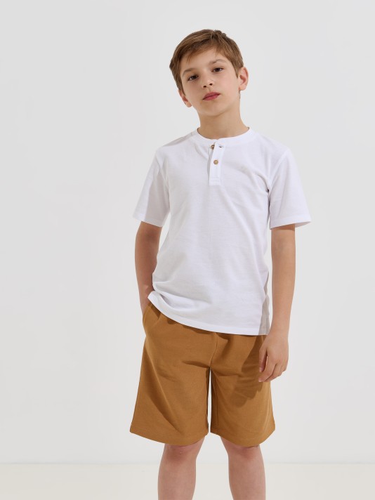 T-shirt com bot�es na gola