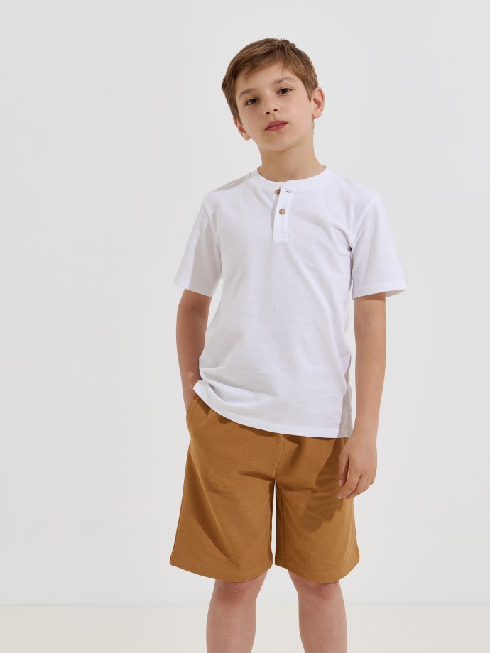 T-shirt com bot�es na gola