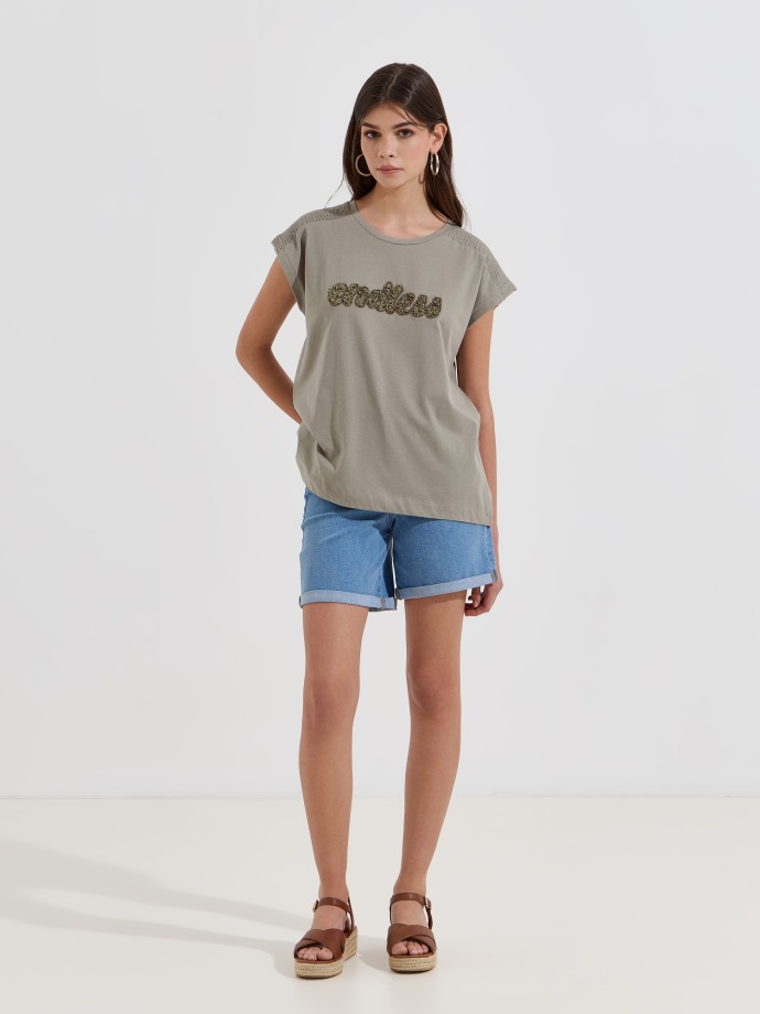 T-shirt com aplicações T-shirt com aplicações