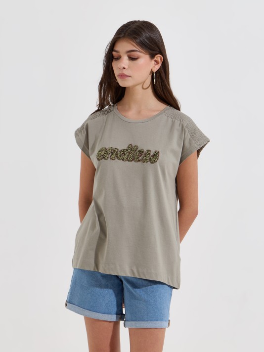 T-shirt com aplica��es