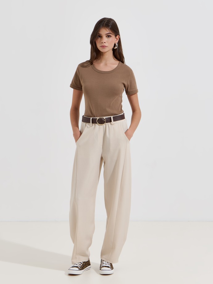 T-shirt b�sica em malha canelada