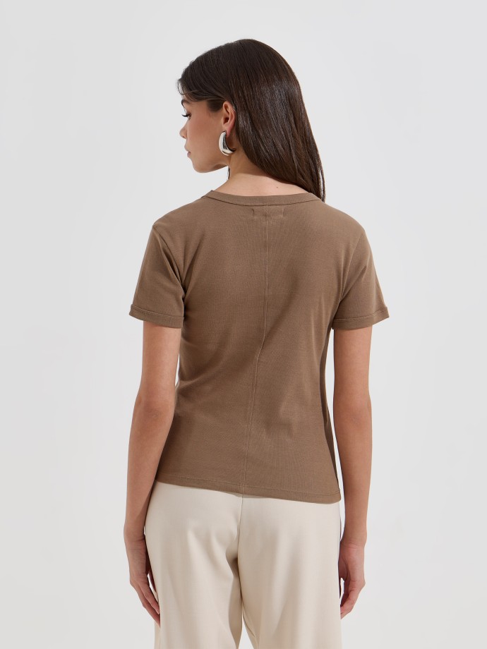 T-shirt b�sica em malha canelada