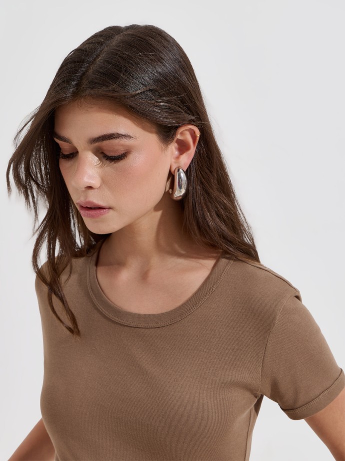 T-shirt b�sica em malha canelada