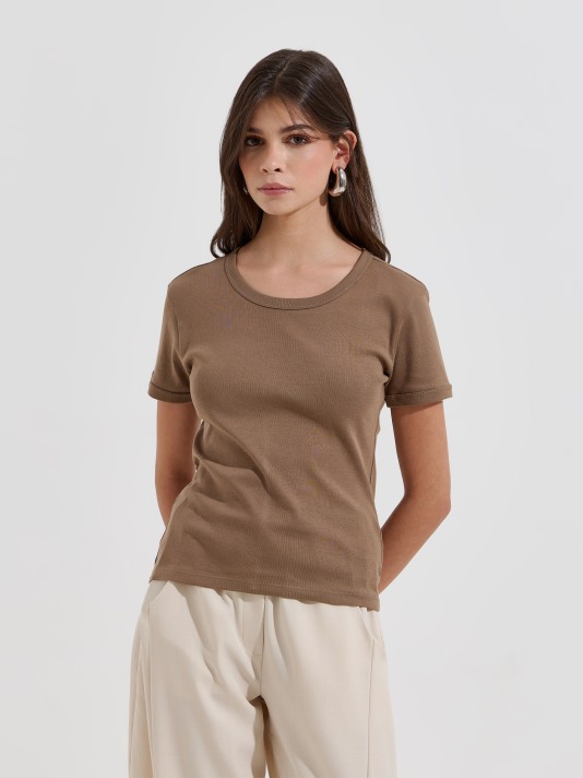 T-shirt b�sica em malha canelada