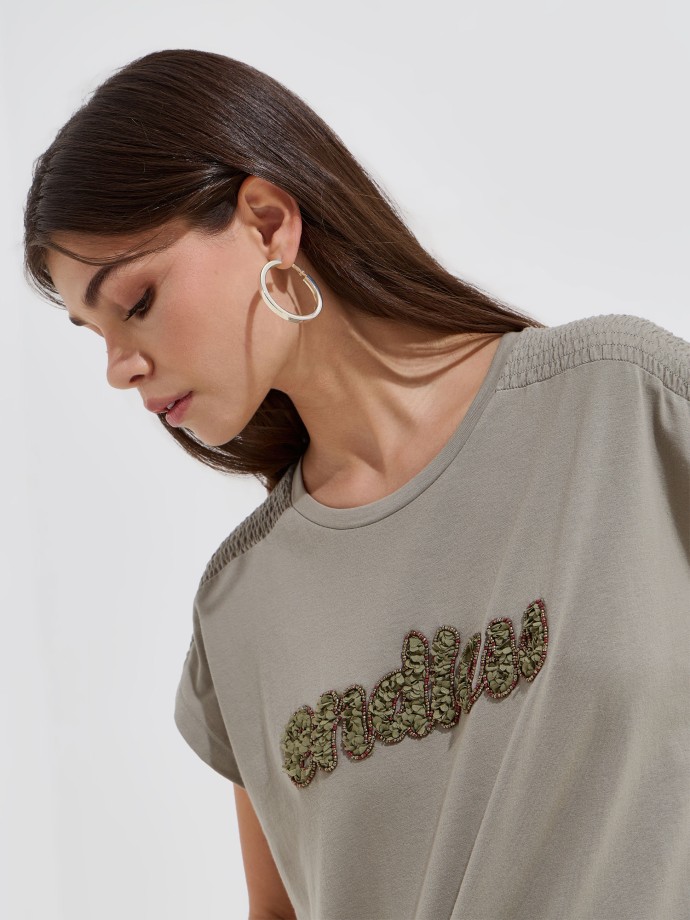 T-shirt com aplicações T-shirt com aplicações
