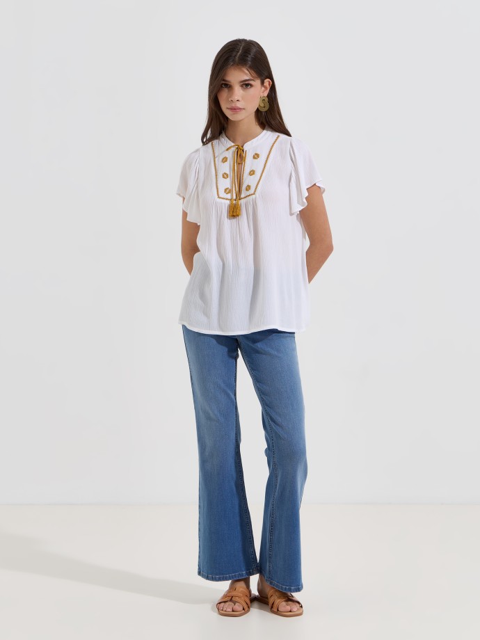 Blusa bordada com folhos