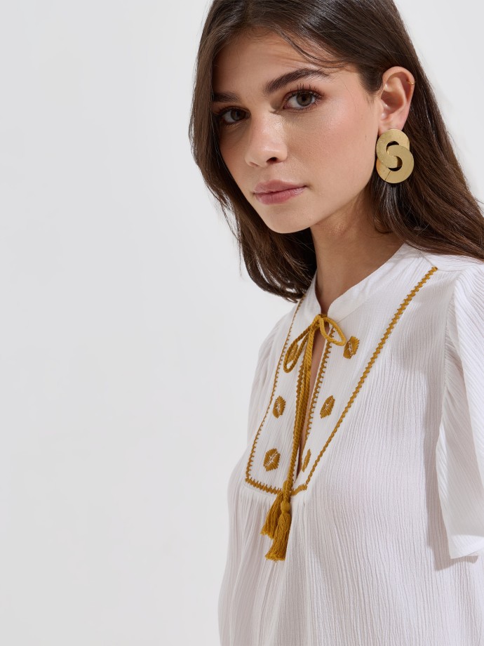 Blusa bordada com folhos