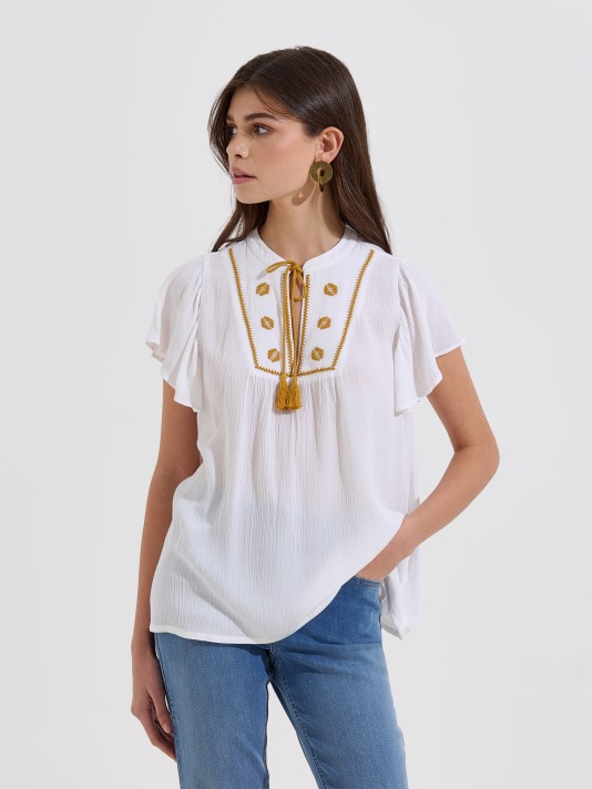 Blusa bordada com folhos