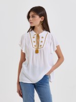 Blusa bordada com folhos