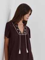 Blusa bordada com folhos