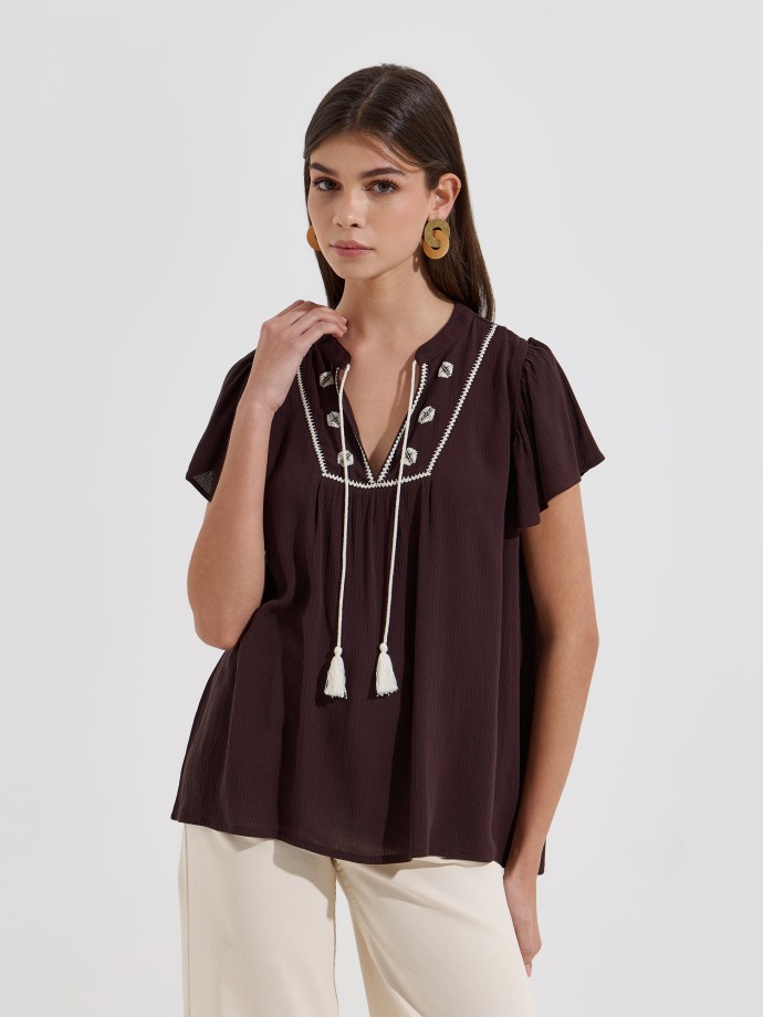 Blusa bordada com folhos
