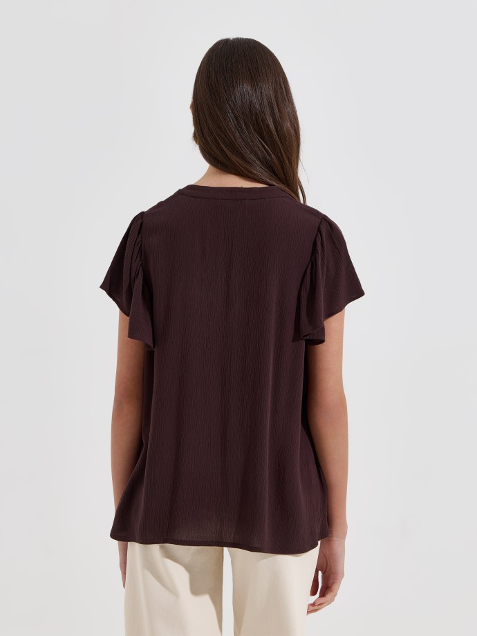 Blusa bordada com folhos
