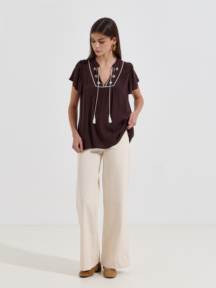 Blusa bordada com folhos