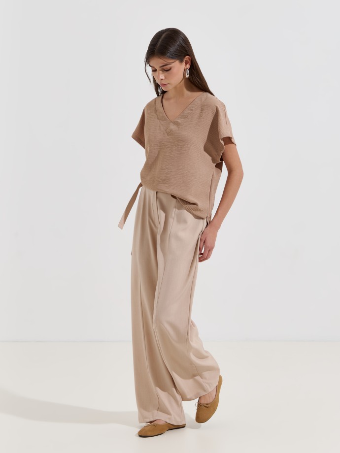 Blusa flu�da com decote em V