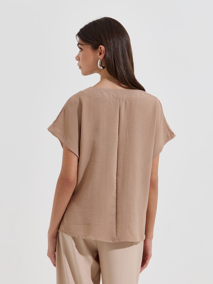 Blusa flu�da com decote em V