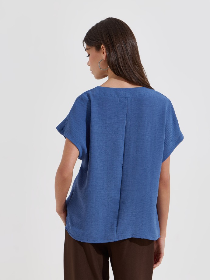 Blusa flu�da com decote em V