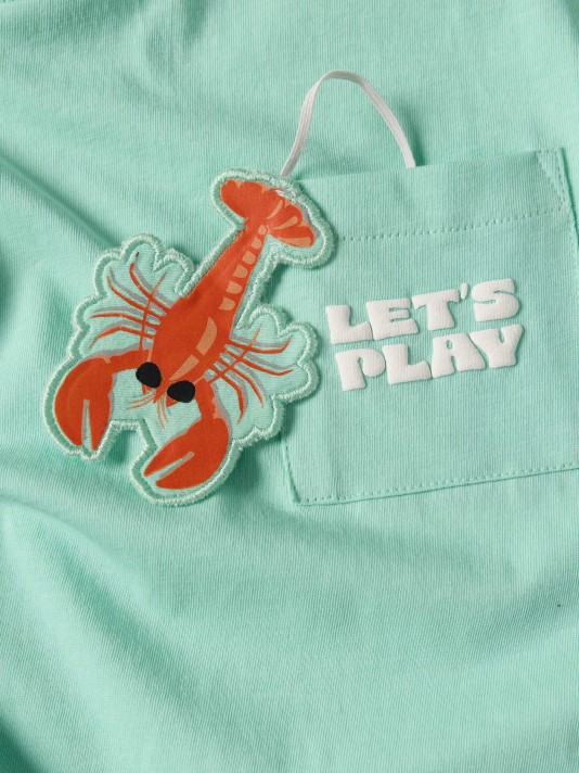 T-shirt com bolso e aplicação T-shirt com bolso e aplicação