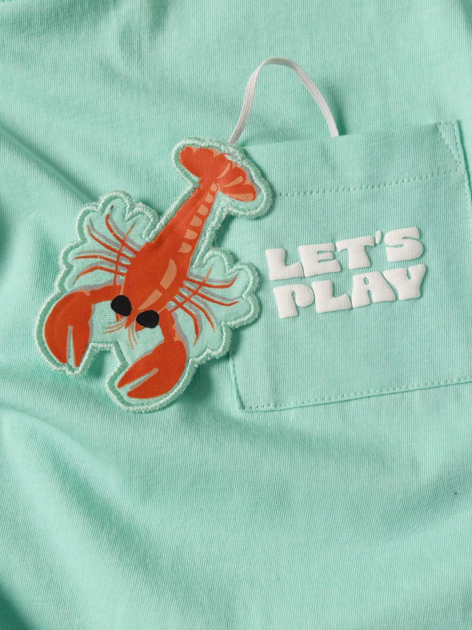 T-shirt com bolso e aplicação T-shirt com bolso e aplicação