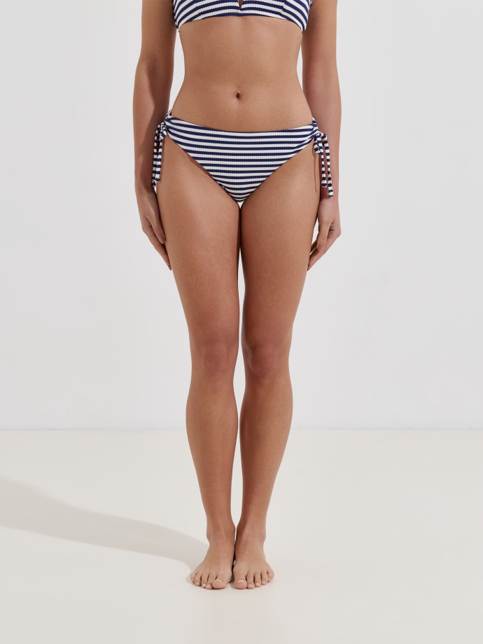 Cueca de biqu�ni �s riscas