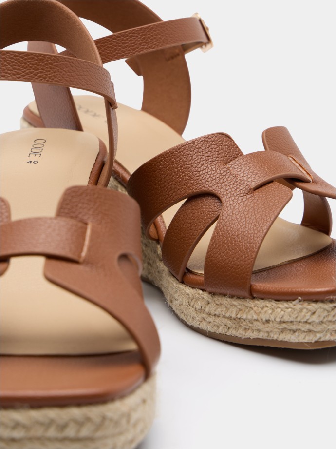 Sandálias de cunha com tiras Sandálias de cunha com tiras