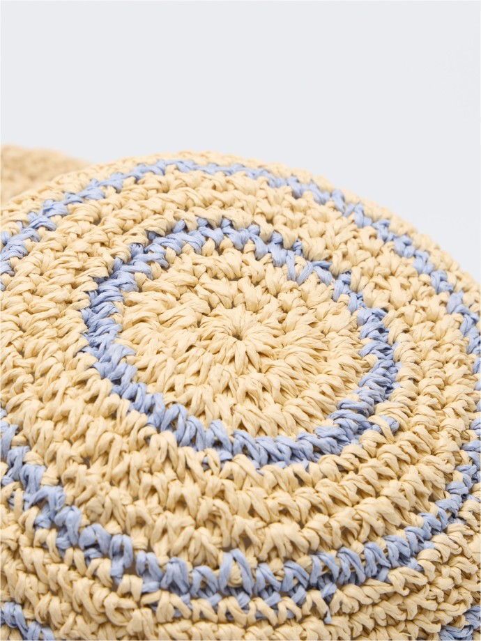 Chap�u de palha com riscas azuis