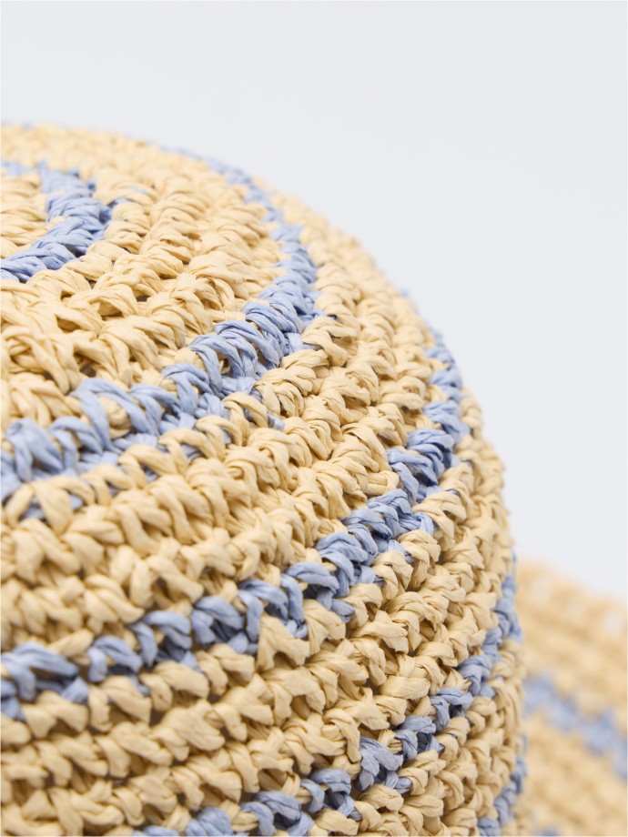 Chap�u de palha com riscas azuis