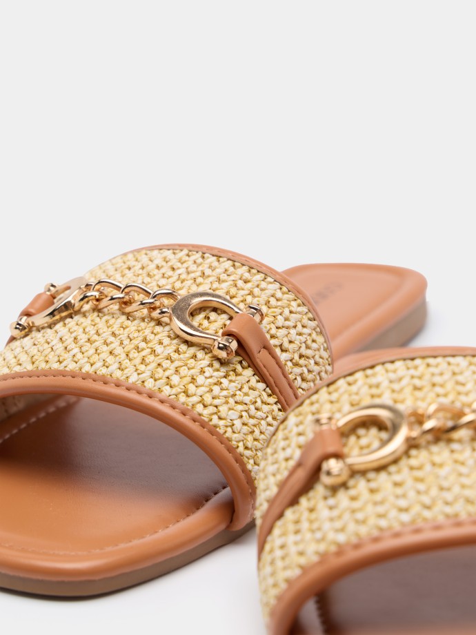 Sandálias rasas com detalhe dourado Sandálias rasas com detalhe dourado