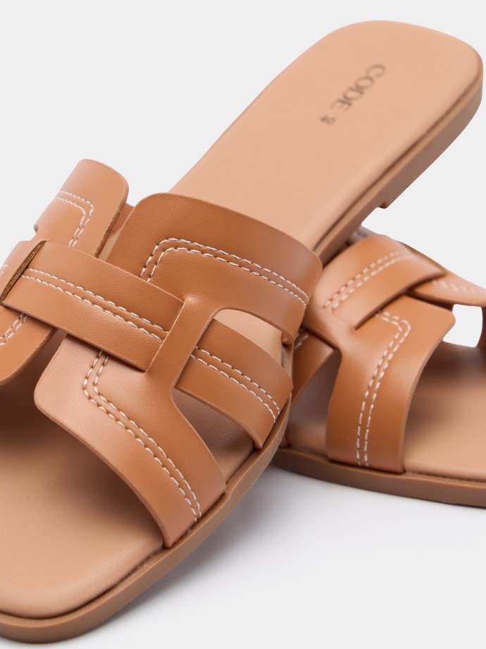Sandálias rasas castanhas com tiras Sandálias rasas castanhas com tiras