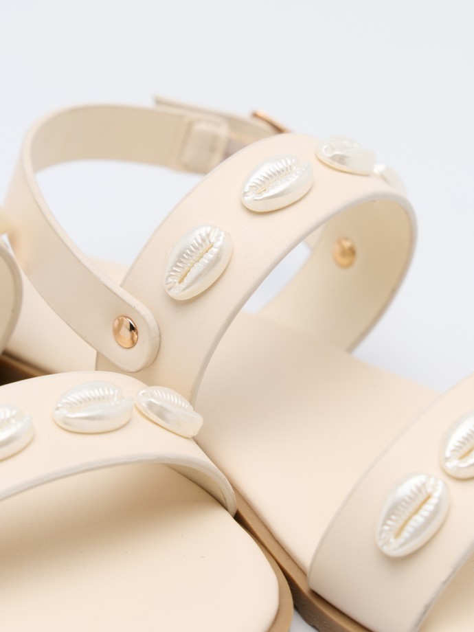 Sand�lias rasas com b�zios