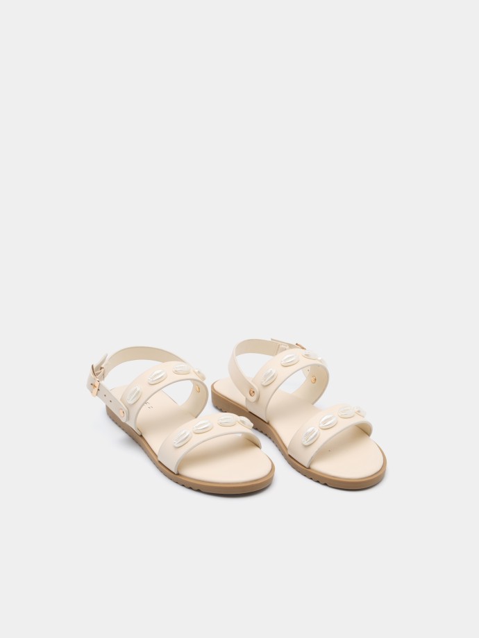 Sand�lias rasas com b�zios