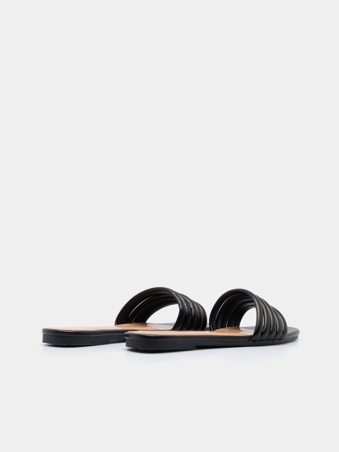 Sand�lia rasa com tiras
