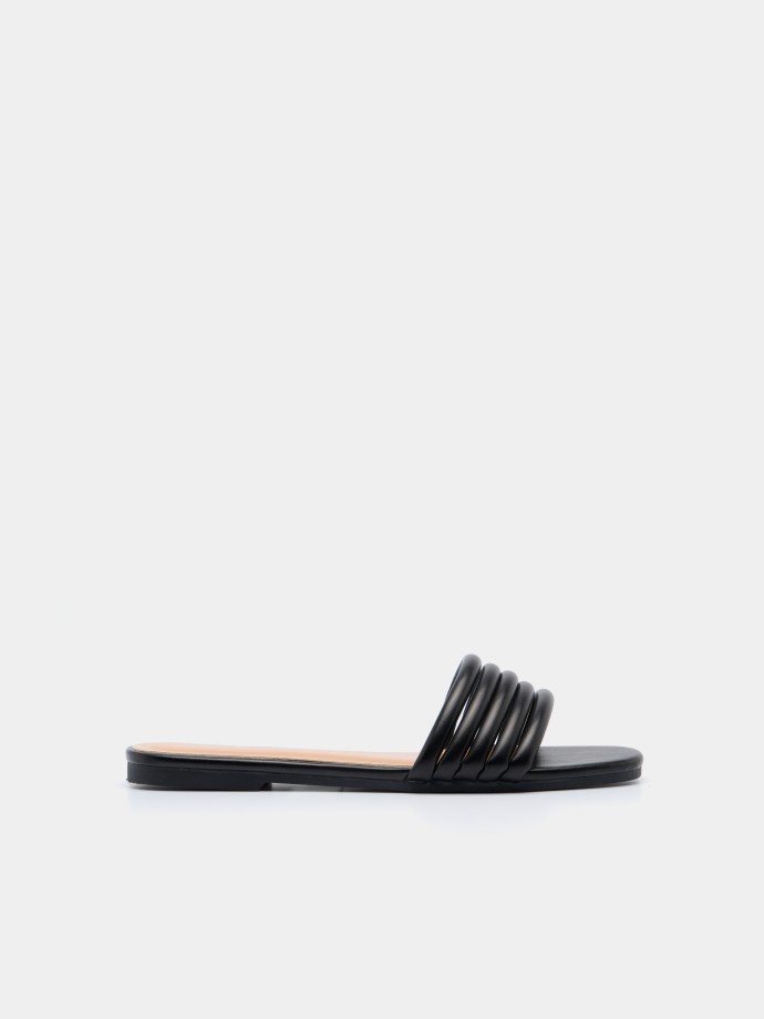 Sand�lia rasa com tiras