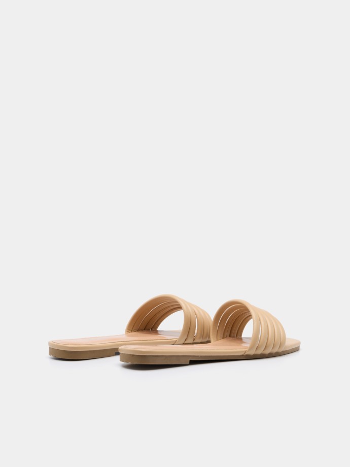 Sand�lia rasa com tiras