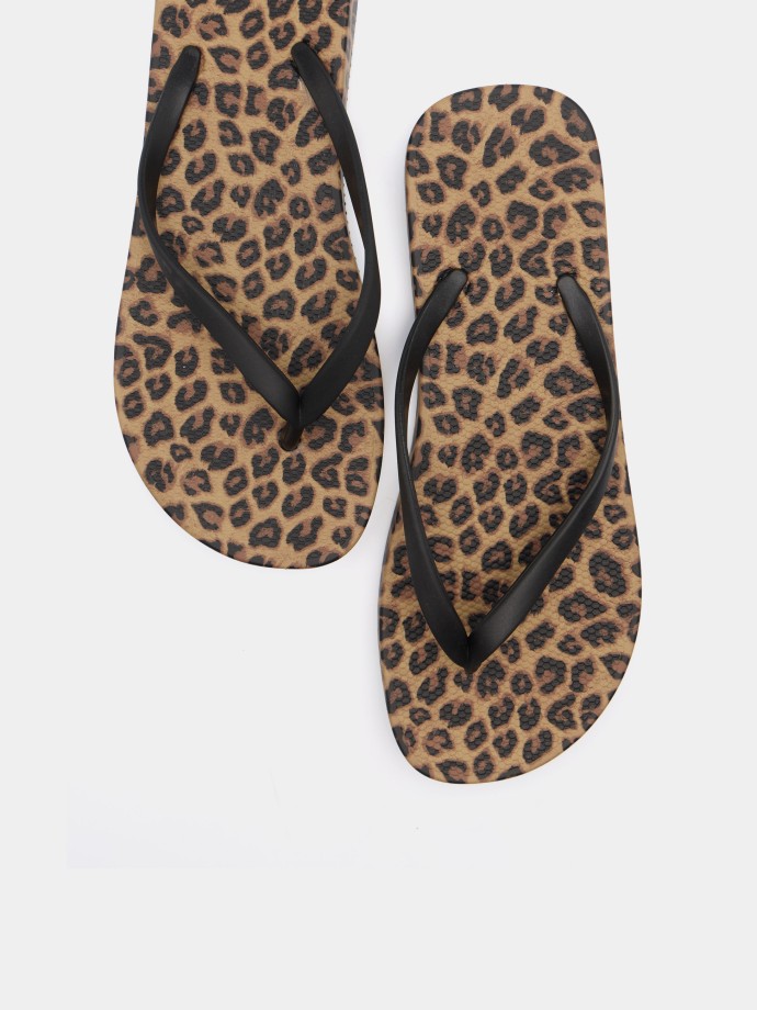 Chinelos de dedo com animal print