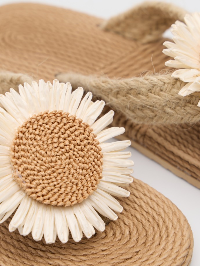 Chinelos de dedo com flor Chinelos de dedo com flor