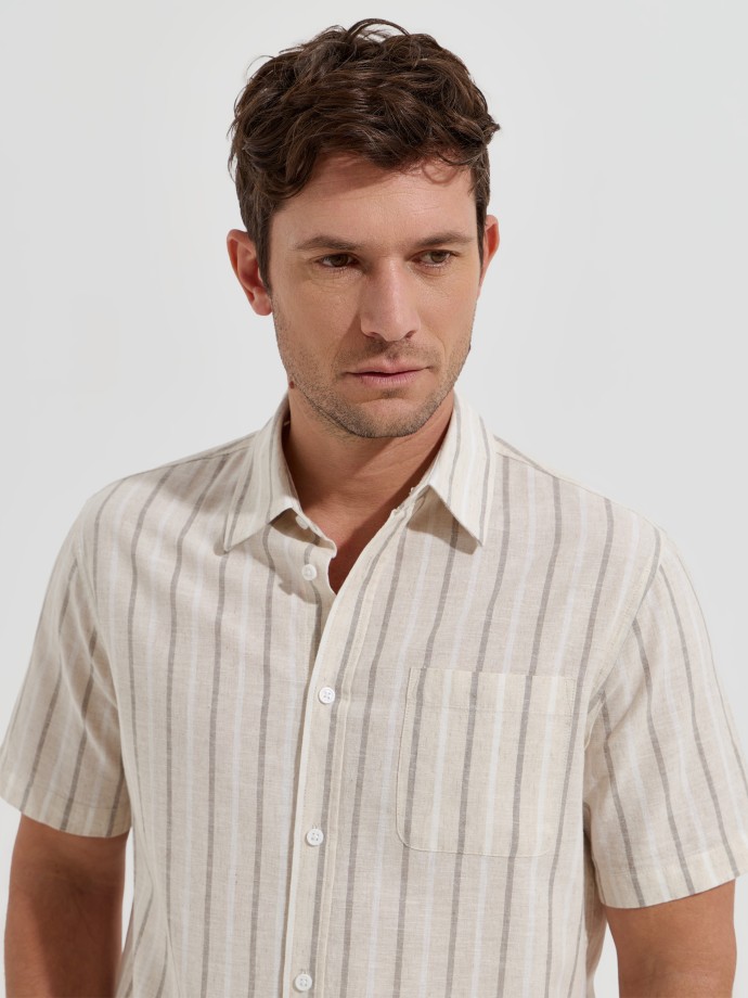 Camisa �s riscas com linho