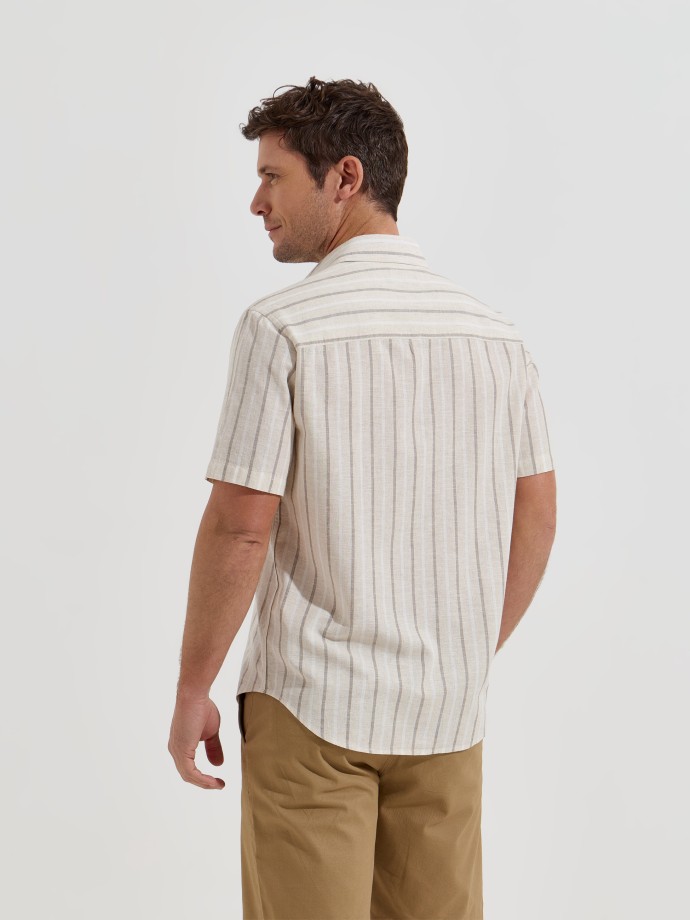 Camisa �s riscas com linho