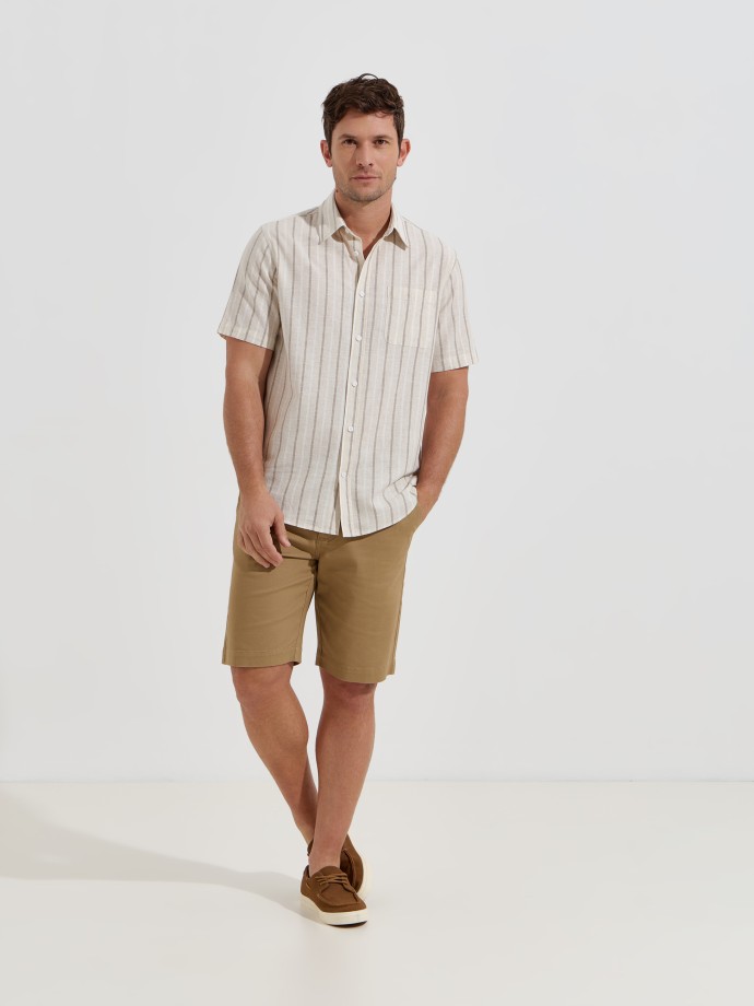 Camisa �s riscas com linho