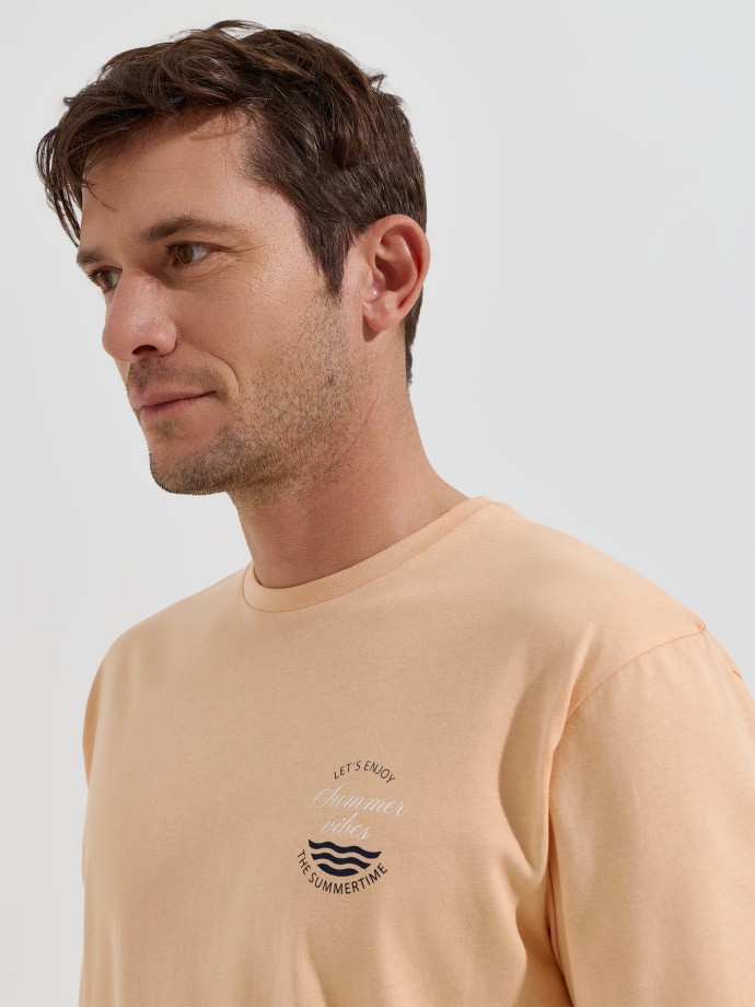 T-shirt com estampado no peito