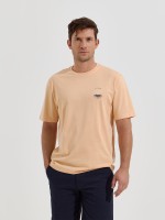 T-shirt com estampado no peito