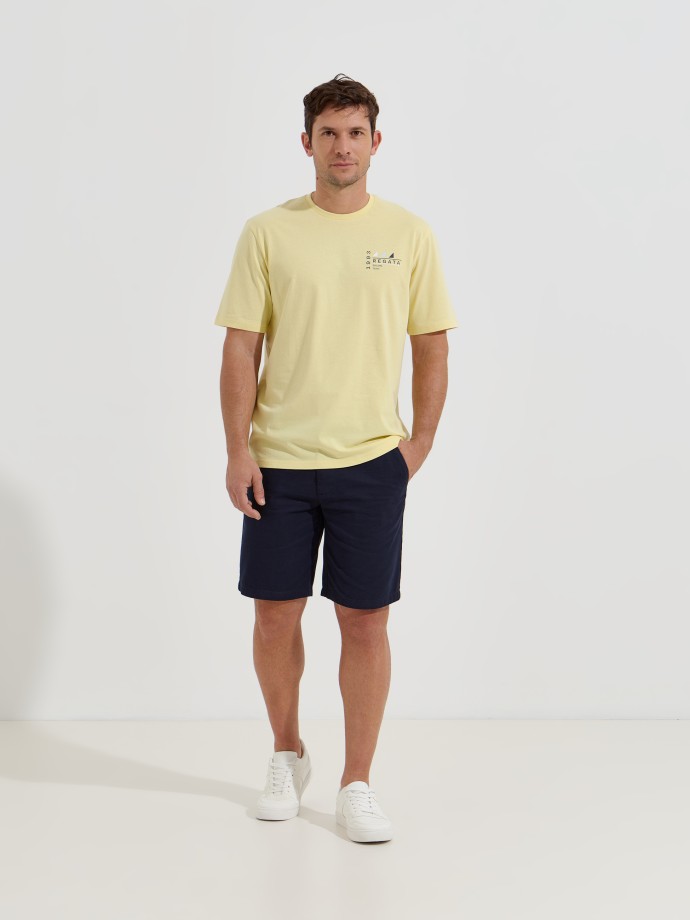 T-shirt com estampado no peito T-shirt com estampado no peito