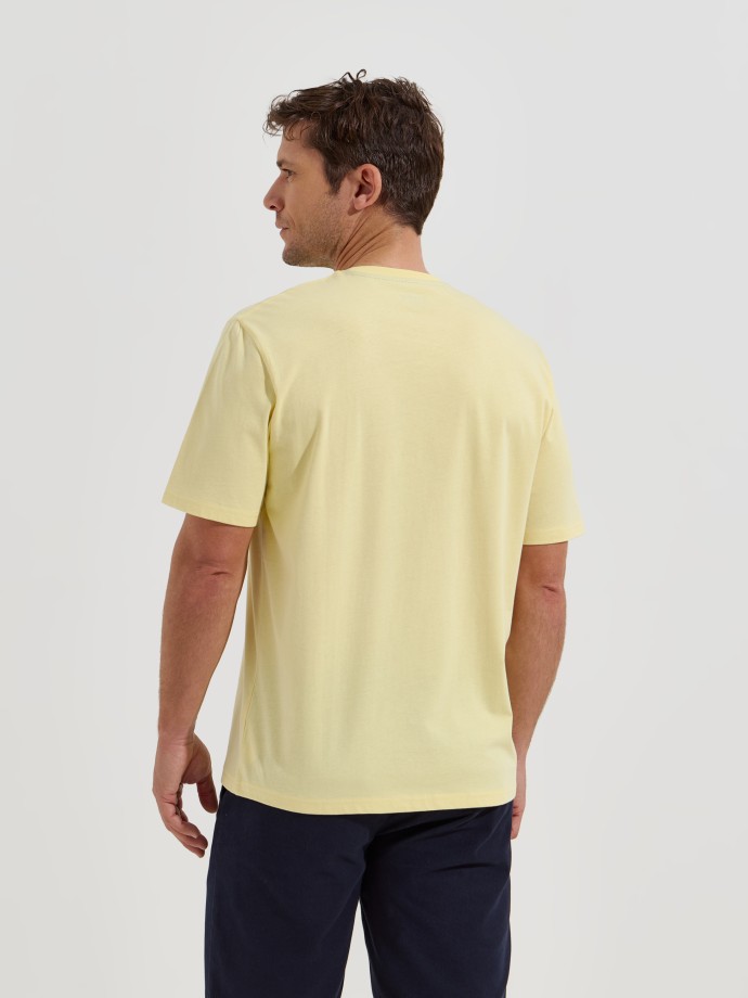 T-shirt com estampado no peito T-shirt com estampado no peito